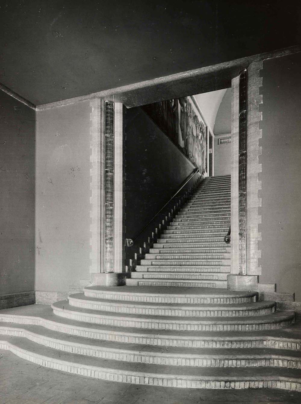 Lo scalone d'onore, negli interni del palazzo, fotografato da Mazzoni.