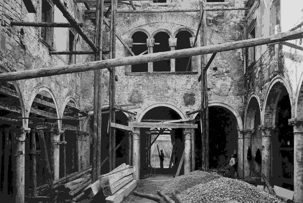 L'interno del cortile, nel cantiere prima dell'intervento di Mazzoni.