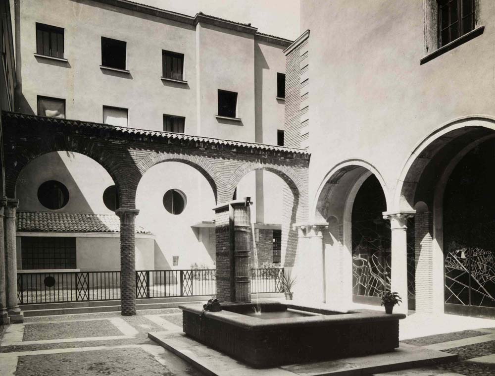Suggestiva vista del cortile con la fontana, fotografata da Mazzoni.