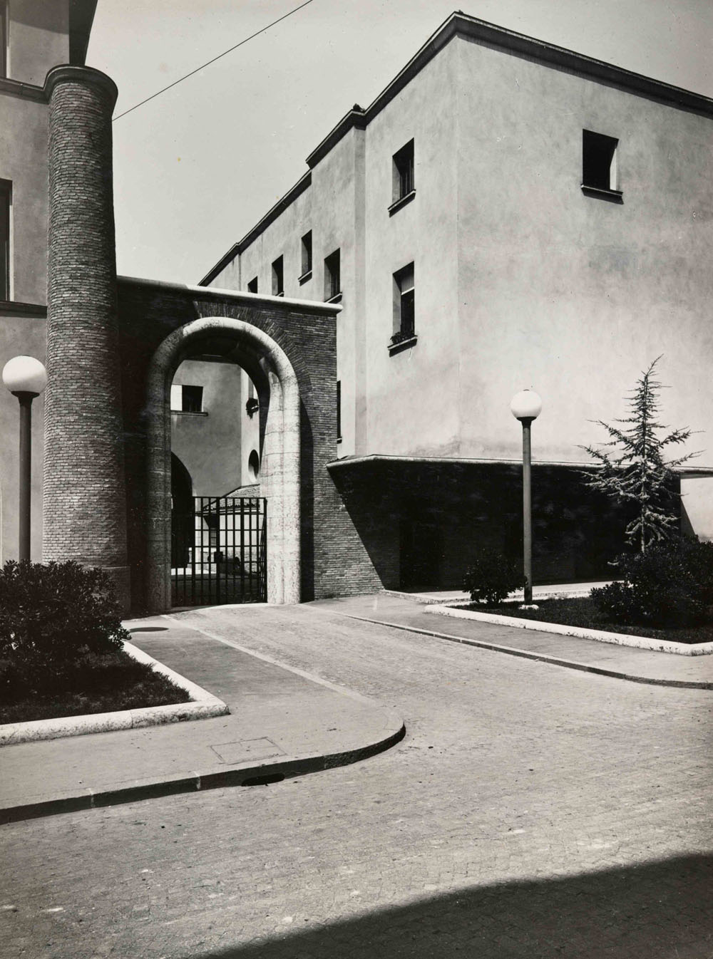 Uno degli ingressi al cortile carrabile, fotografato da Mazzoni.