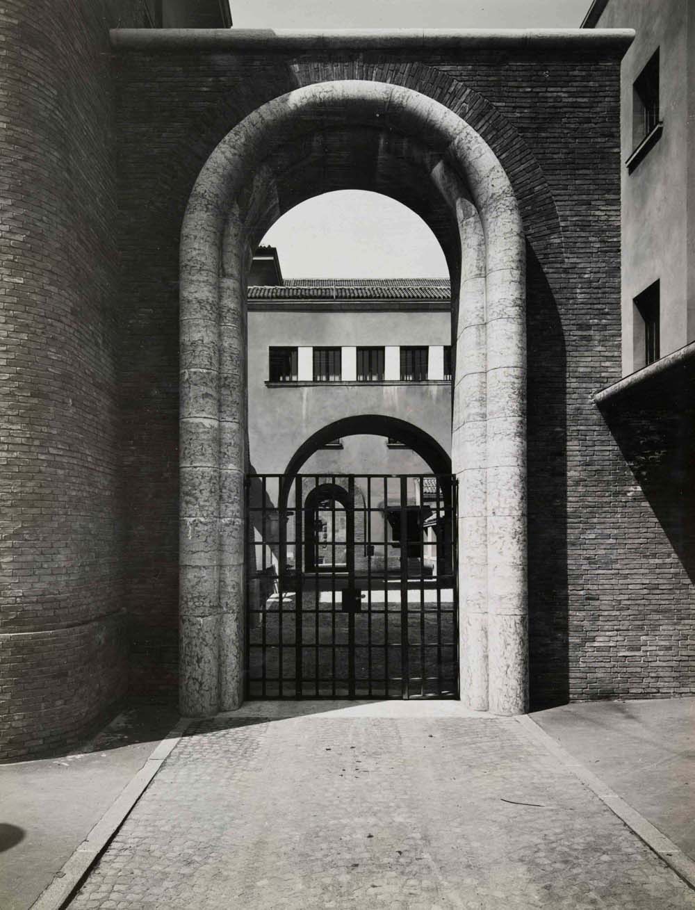 Vista frontale di uno degli ingressi monumentali al cortile carrabile, fotogradato da Mazzoni.